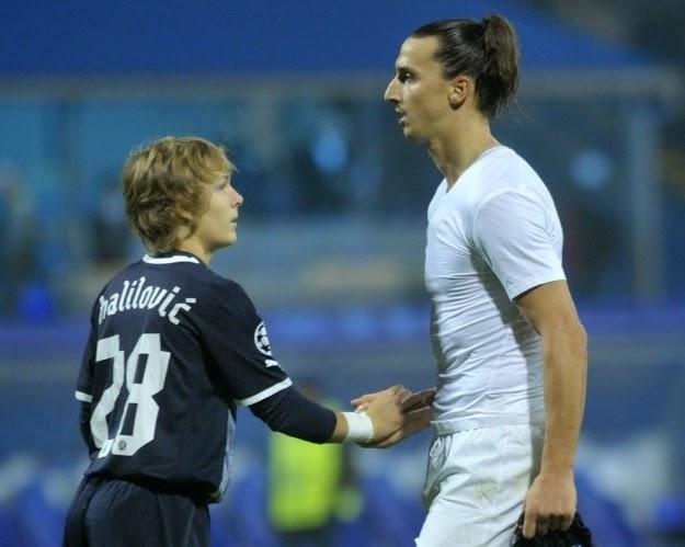 Halilovic saluda a Ibrahimovic tras su debut en la Champions League.