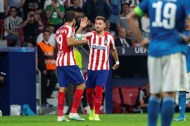 Héctor Herrera y Diego Costa celebran el gol del empate (Foto: EFE).