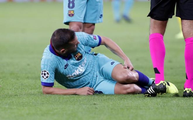 Jordi Alba se duele sobre el césped del Signal Iduna Park tras sufrir una lesión (Foto: FCB).