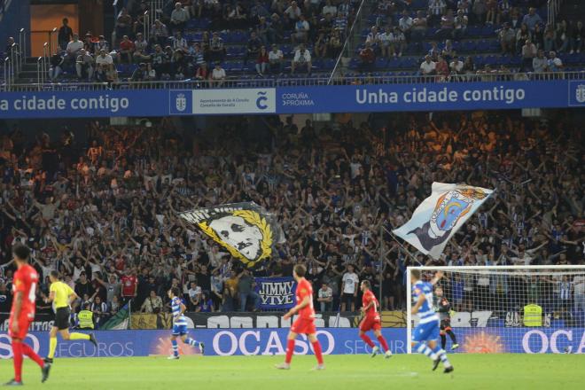 La afición herculina anima a su equipo durante el Dépor-Numancia (Foto: Iris Miquel).