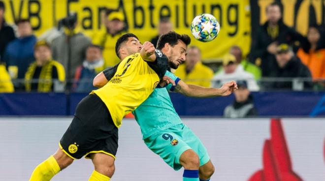 Luis Suárez y Matt Hummels pugnan por un balón durante el Borussia-Barça. (Foto: UEFA).
