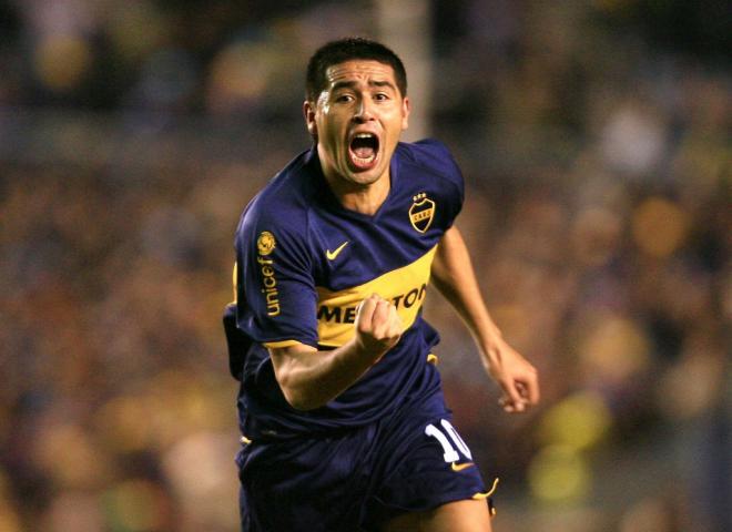 Juan Román Riquelme celebra un gol con Boca Juniors.
