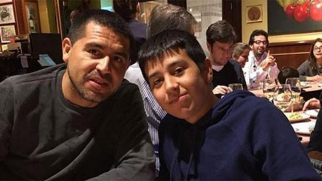 Juan Román Riquelme junto a su hijo, en un restaurante.