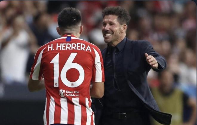 Simeone saluda a Héctor Herrera tras su gol con el Atlético de Madrid.