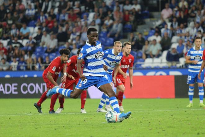 Mamadou Koné ejecuta el penalti ante el Numancia (Foto: Iris Miquel).