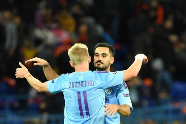 Zinchenko y Gundogan celebran un gol del Manchester City.