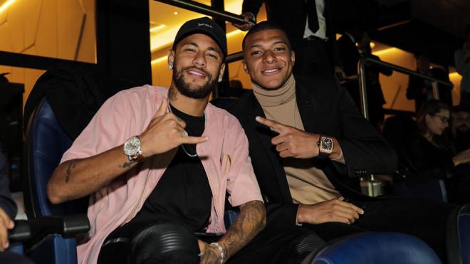 Neymar y Mbappé en el palco del PSG.