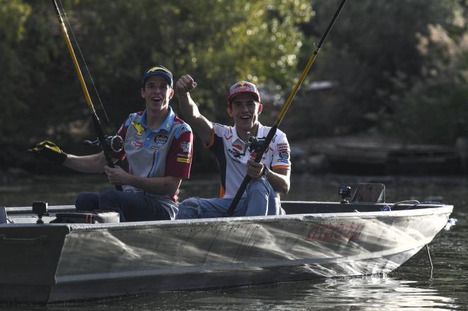 Álex y Marc Márquez, pescando en el embalse de Mequinenza (Foto: MotoGP).