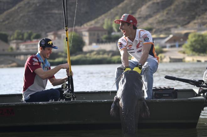 Álex y Marc Márquez, pescando en el embalse de Mequinenza (Foto: MotoGP).