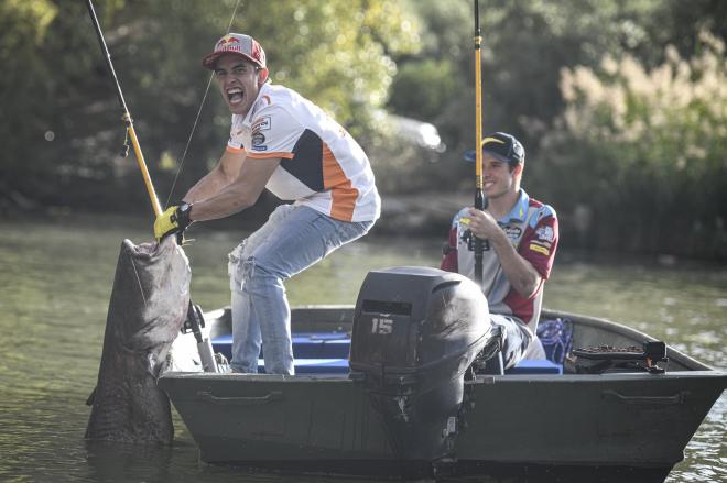 Álex y Marc Márquez, pescando en el embalse de Mequinenza (Foto: MotoGP).