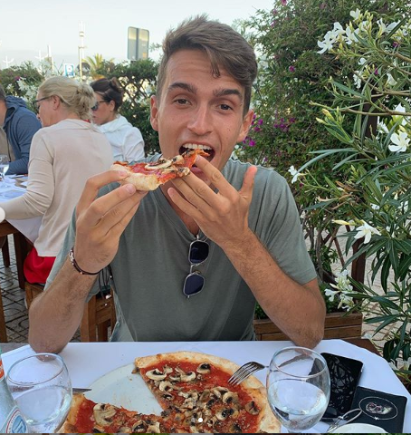 Denis comiendo una pizza de champiñones (Foto: Instagram).