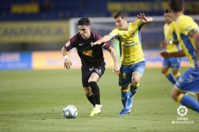 Manu García protege en un balón en el partido ante Las Palmas (Foto: LaLiga).