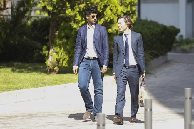 Nasser Al-Thani y Joaquín Jofre, entrando esta tarde a LaLiga (Foto cedida por As).