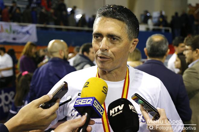 Paco Ojeda, atendiendo a los medios tras conseguir su equipo el título de liga la pasada temporada (Manu López / Albiazules.es).