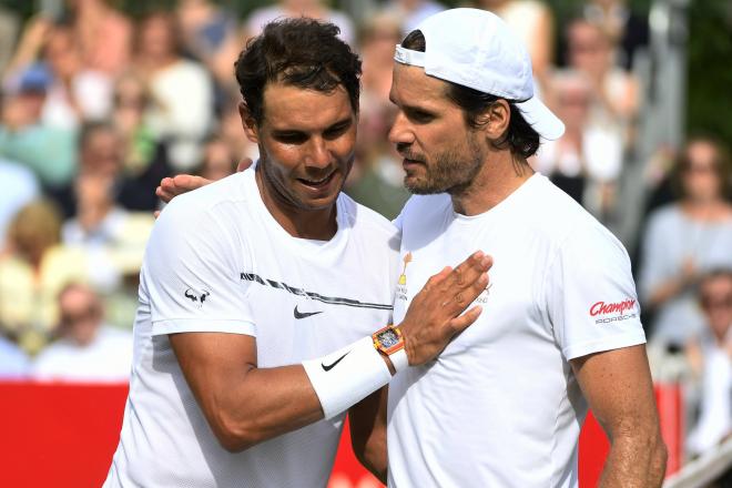 Rafa Nadal saluda a Tommy Haas durante el torneo de exhibición Aspall Tennis Classic de Hurlingham, Londres (Foto: EFE).