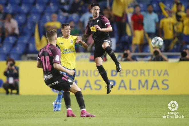Damián pugna un balón con Srnic en el partido ante Las Palmas (Foto: LaLiga).