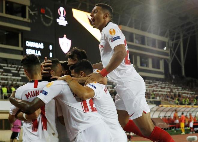 Los jugadores del Sevilla celebran el gol de Chicharito ante el Qarabag.