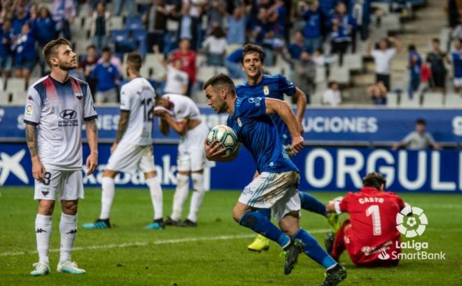 Diegui corre con el balón tras el gol del Real Oviedo (Foto: LaLiga).