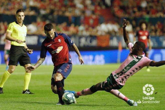 Emerson trata de arrebatarle un balón a Roberto Torres (Foto: LaLiga).