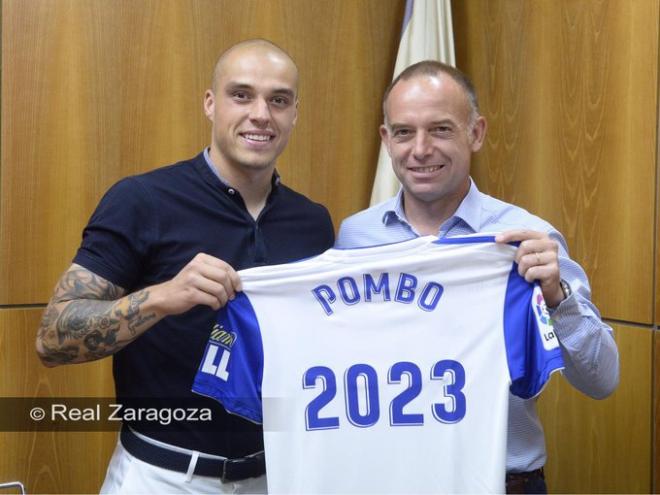 Jorge Pombo posa con la camiseta de su renovación junto a Christian Lapetra (Foto: RZA).