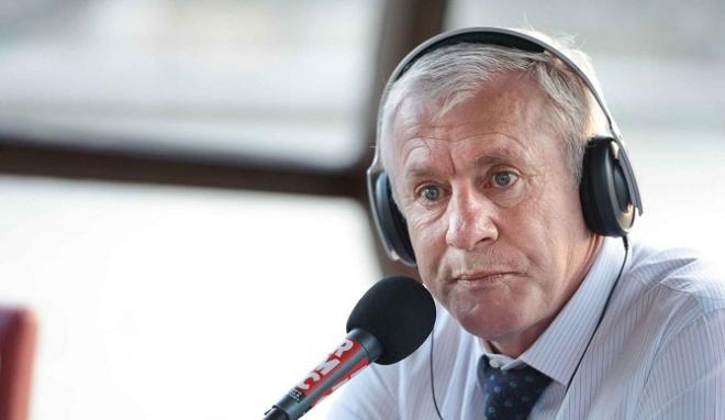 Luis Fernández ante el micrófono de RMC en Francia (Foto: EFE)