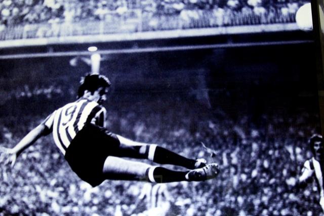 Carlos Ruiz vuela para rematar en escorzo, el último pichichi de la historia del Athletic.