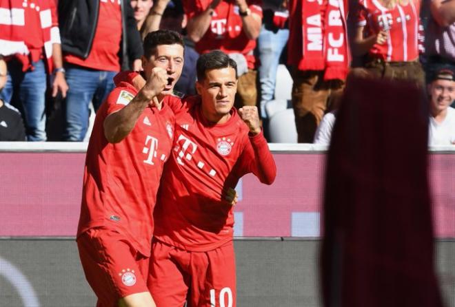 Robert Lewandowski y Philippe Coutinho celebran un gol con el Bayern de Múnich.