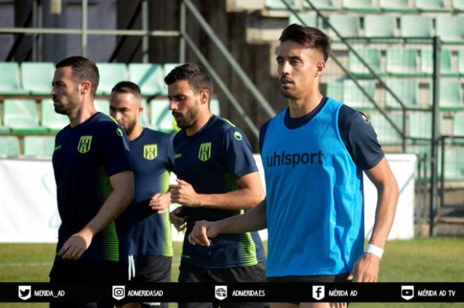 Jugadores del Mérida durante un entrenamiento. (Web del Mérida)