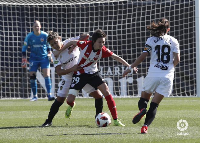 Sandra Hernández, del Valencia CF Femenino, y Erika Vázquez, del Athletic Club, peleando el balón (Foto: LaLiga)