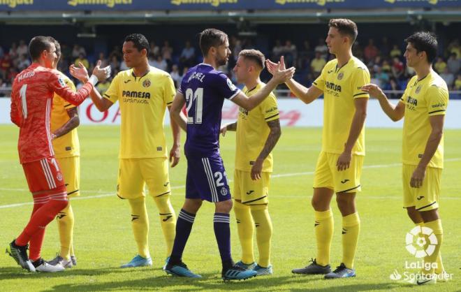Míchel saluda a los jugadores del Villarreal antes del encuentro.