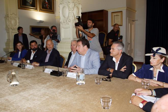 Imagen de archivo de una reunión entre las instituciones y los pequeños accionistas del Málaga