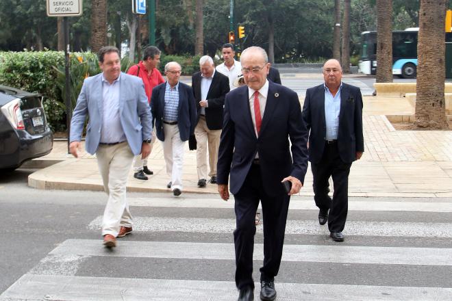 Varios de los representantes de la APA, tras el alcalde (Foto: Paco Rodríguez).