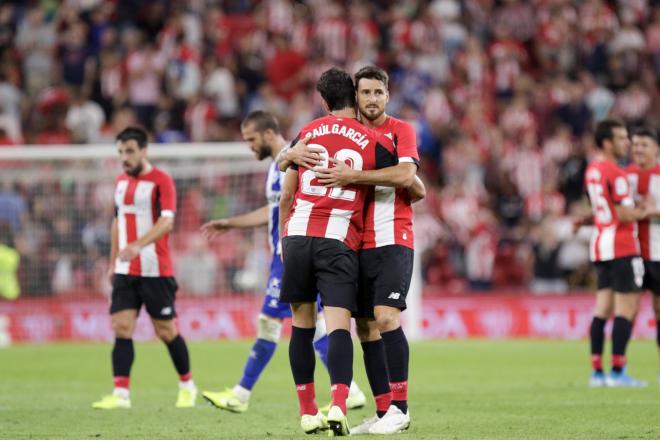 Raúl García y Aduriz se abrazan tras la victoria del Athletic ante el Alavés (Foto: Edu DF/Blackswan).