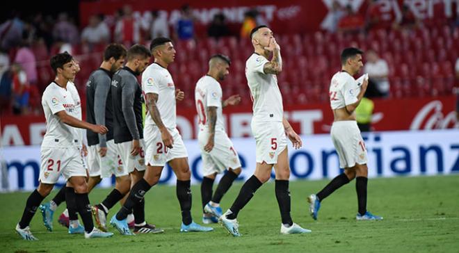 Los jugadores del Sevilla, tras el pitido final (Foto: Kiko Hurtado).