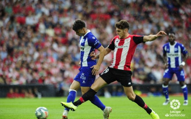 Ibai Gómez intenta cortar el balón a Ximo Navarro (Foto: LaLiga).