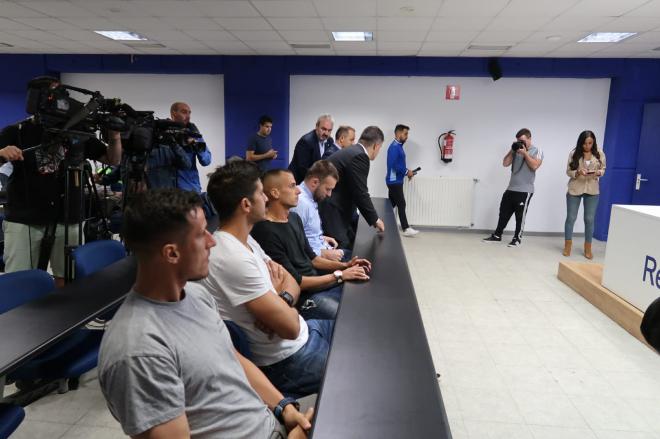 Los capitanes del Real Oviedo y algunos directivos, en sala de prensa (Foto: P.S.).
