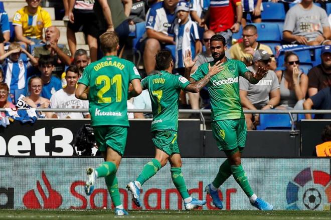 Los jugadores de la Real celebran uno de los goles en Cornellá.