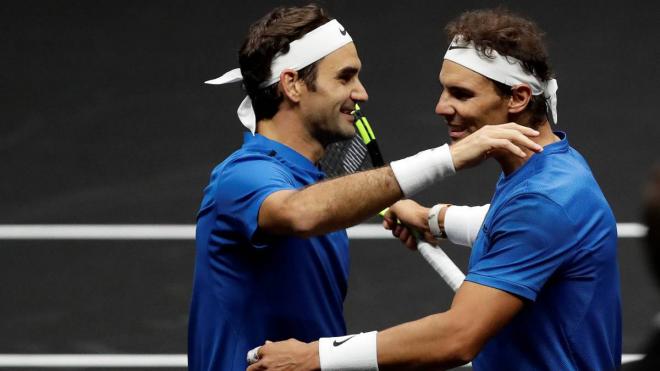 Roger Federer y Rafa Nadal se abrazan en la Laver Cup.