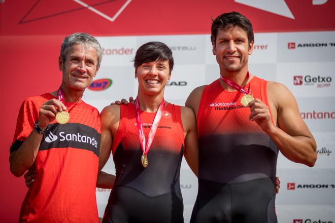 Martin Fiz y su equipo posan con la medalla de ganadores. (Foto: Banco Santander)