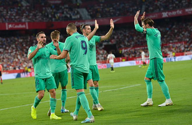 Los jugadores del Real Madrid celebran el gol de Benzema (Foto: Kiko Hurtado).
