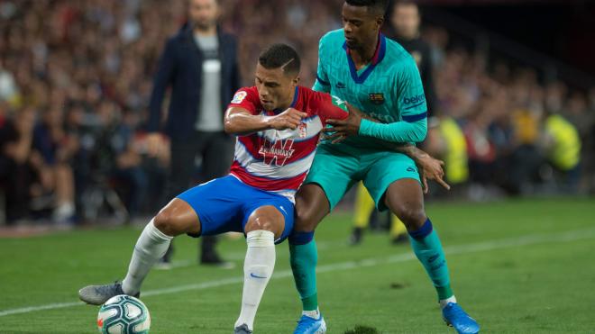 Darwin Machís protege un balón delante de Nélson Semedo.