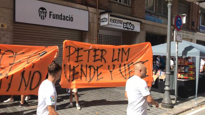 Protestas contra Peter Lim en Mestalla.