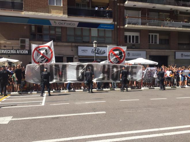 Protestas contra Peter Lim en Mestalla.
