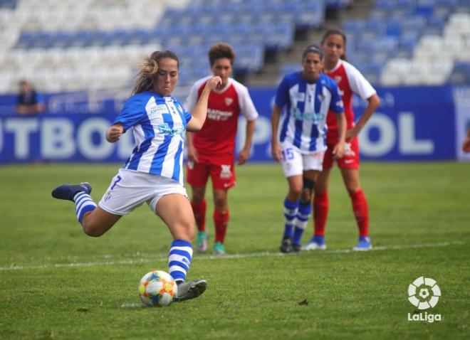 Irene hace el gol de penalti del Sporting de Huelva (Foto: LaLiga).