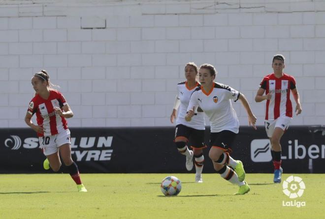 Bea Beltrán encarando con el balón en la jugada del Valencia CF Femenino (Foto: LaLiga)