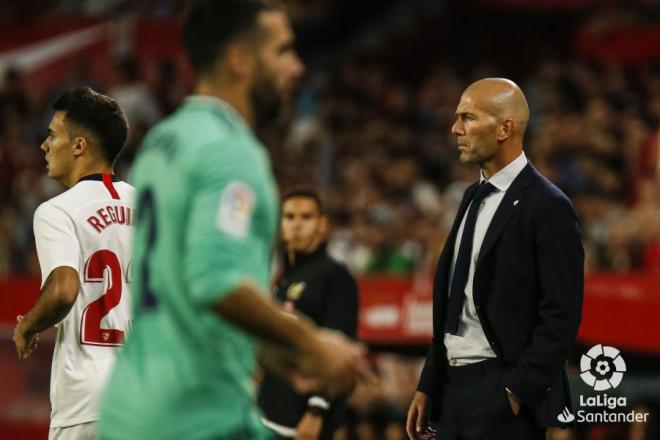 Zinedine Zidane, en la banda del Sánchez Pizjuán durante el Sevilla-Real Madrid (Foto: LaLiga Santander).