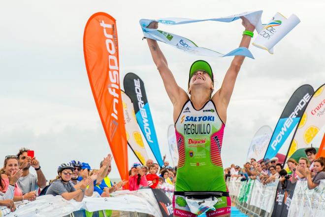 Alba Reguillo celebra su triunfo en el Desafío Doñana de 2019.
