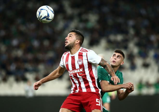 Guerrero disputa un balón en un encuentro de los suyos en la liga griega (Foto: Olympiacos)