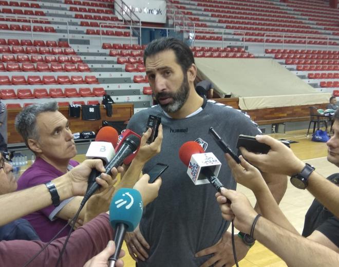 Álex Mumbrú, técnico de Bilbao Basket, atiende a la prensa durante el 'Media Day' de Miribilla (Foto: DMQ Bizkaia).