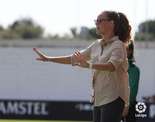 Irene Ferreras, entrenadora del Valencia CF Femenino, dando instrucciones en la banda del Antonio Puchades (Foto: LaLiga)